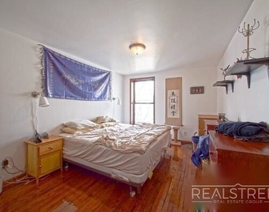 577 Warren St - Photo Thumbnail 4