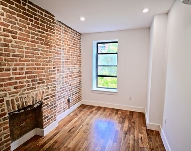 588 Quincy St - Photo Thumbnail 2