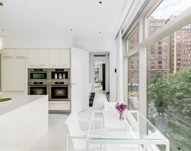 1055 Park Avenue - Photo Thumbnail 4