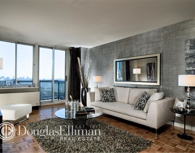 560 West 43rd St - Photo Thumbnail 11