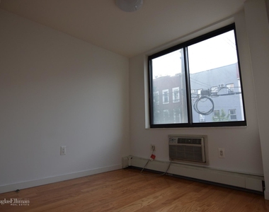 924 Metropolitan Avenue - Photo Thumbnail 2