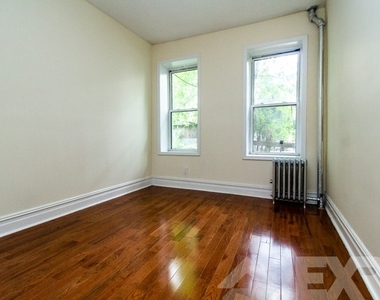 372 Montgomery St - Photo Thumbnail 1