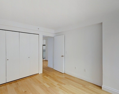 150 East 44th St - Photo Thumbnail 2