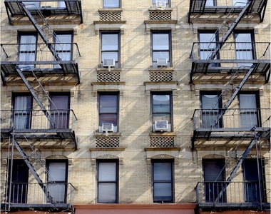 411 West 48th St - Photo Thumbnail 3