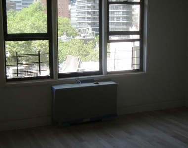 220 East 63rd Street, 7 - Photo Thumbnail 2