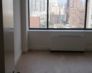 East 58th Street - Photo Thumbnail 2