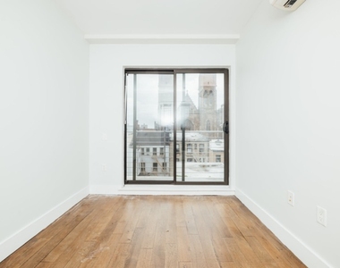 146 Meserole Street, Williamsburg - Photo Thumbnail 2