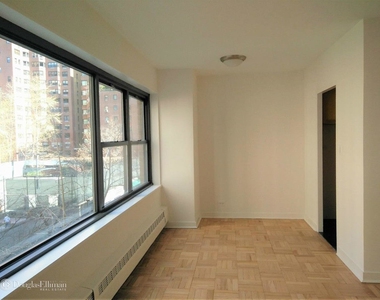 412 East 55th St - Photo Thumbnail 2