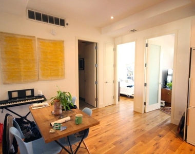 105 Leonard St - Photo Thumbnail 5