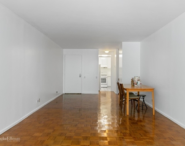 275 Greenwich St - Photo Thumbnail 9