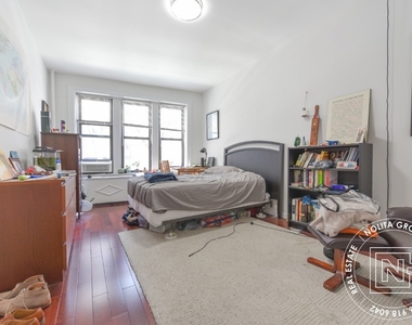 210 Grand St - Photo Thumbnail 2