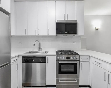 165 East 35th Street - Photo Thumbnail 2