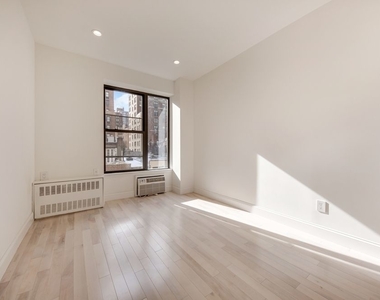 114 East 40th Street - Photo Thumbnail 1