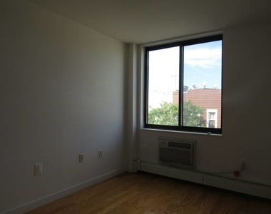 924 Metropolitan Ave - Photo Thumbnail 4