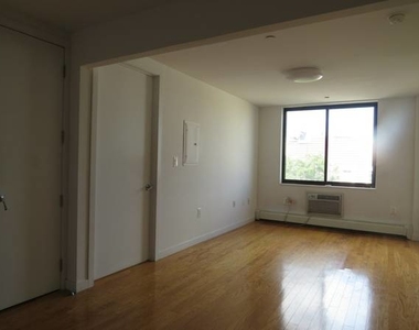 924 Metropolitan Ave - Photo Thumbnail 1