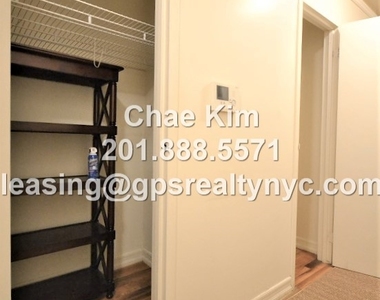 246 Manhattan Ave - Photo Thumbnail 4