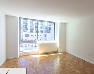 505 West 37th Street, New York, NY, 10018 - Photo Thumbnail 4