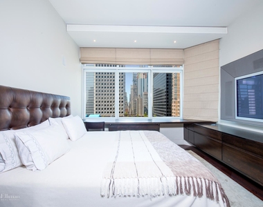 300 East 55th St - Photo Thumbnail 3