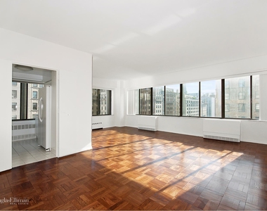 900 Park Avenue - Photo Thumbnail 1