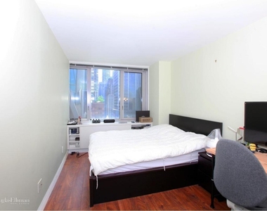 322 W 57th St - Photo Thumbnail 2