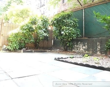 East 67th Street - Photo Thumbnail 0