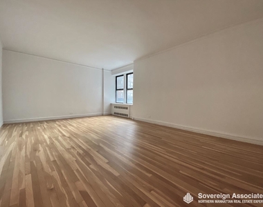 3240 Henry Hudson Parkway East - Photo Thumbnail 2