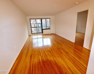 207 East 30th Street - Photo Thumbnail 2