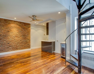 1590 Lexington Avenue - Photo Thumbnail 1