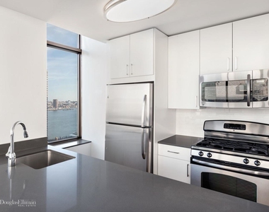 300 East 39th St - Photo Thumbnail 3