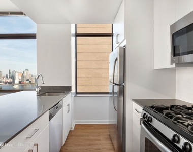 300 East 39th St - Photo Thumbnail 4