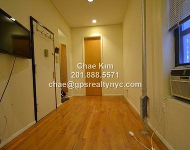 534 West 50th Street - Photo Thumbnail 2