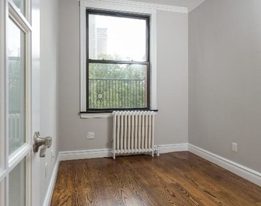 330 East 35th St - Photo Thumbnail 2