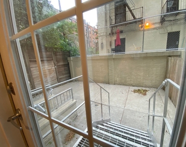  106th St, Manhattan Valley - Photo Thumbnail 4