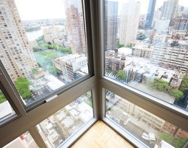 East 92nd Street - Photo Thumbnail 1