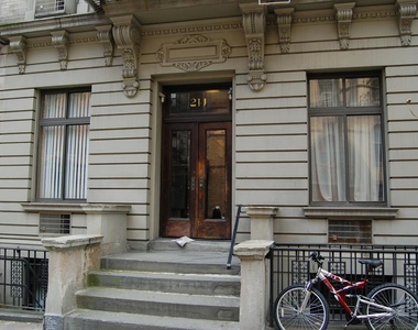 East 83 Street - Photo Thumbnail 4