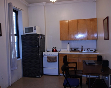 323 West 42 Street - Photo Thumbnail 3