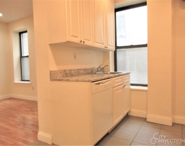 352 W 46th St - Photo Thumbnail 2