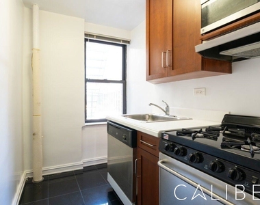 235 East 46th Street - Photo Thumbnail 3