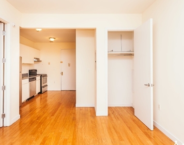 924 Metropolitan St, Brooklyn - Photo Thumbnail 3