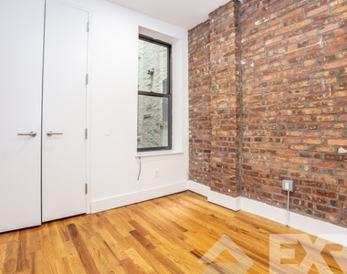 867 Knickerbocker Avenue - Photo Thumbnail 2