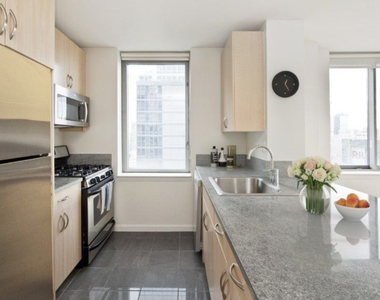 271 West 47th Street - Photo Thumbnail 1