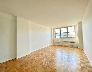 455 Ocean Parkway - Photo Thumbnail 2