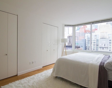 320 West 38th Street - Photo Thumbnail 1