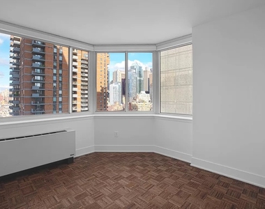 West 42nd Street - Photo Thumbnail 4