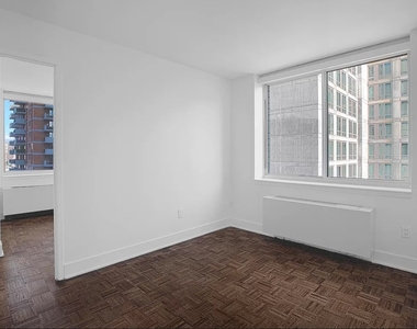 West 42nd Street - Photo Thumbnail 2