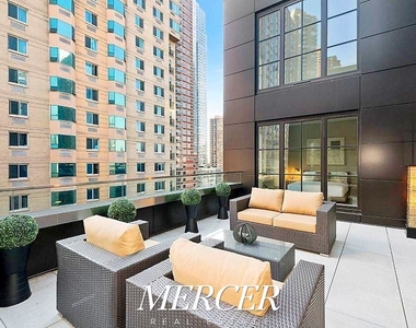 535 West 43rd Street - Photo Thumbnail 14