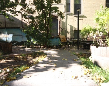 131 Menahan St - Photo Thumbnail 2