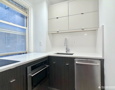 321 East 43rd Street - Photo Thumbnail 8