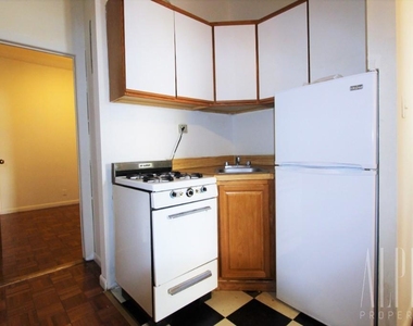 426 East 66th Street - Photo Thumbnail 2