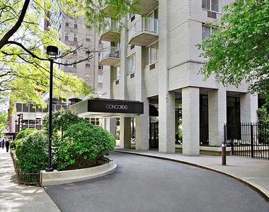 220 East 65th St - Photo Thumbnail 7